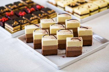 Tatlı pasta beyaz plaka dilimlenmiş.