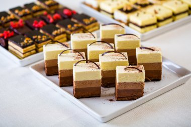 Tatlı kek beyaz plaka dilimlenmiş.