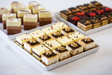 Tatlı pasta beyaz plaka dilimlenmiş.