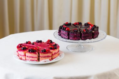 Tatlı yabanmersini ve Çilekli pasta dilimlenmiş beyaz plaka