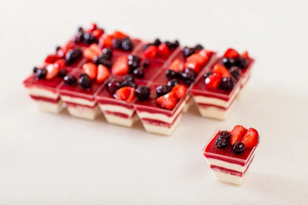 Verine - süße Desserts am weißen Tisch — Stockfoto