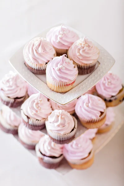 Cupcake rosa al tavolo bianco in stile high light . — Foto Stock