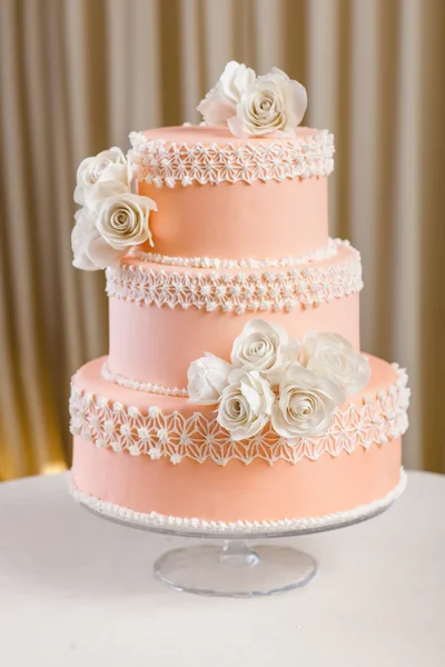 Tort de nunta roz si alb cu decoratiuni individuale la withe — Fotografie, imagine de stoc