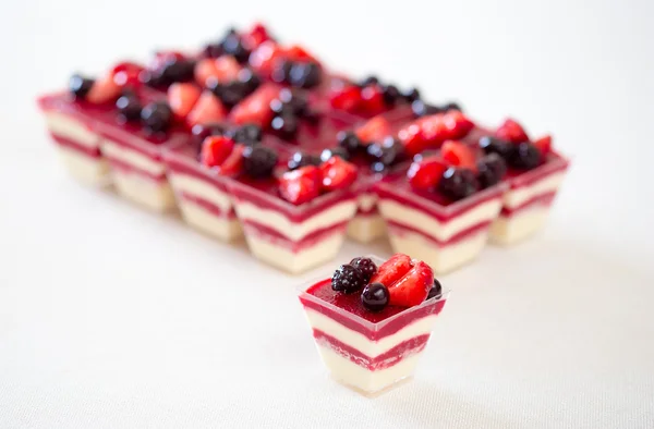 Verine - süße Desserts am weißen Tisch — Stockfoto
