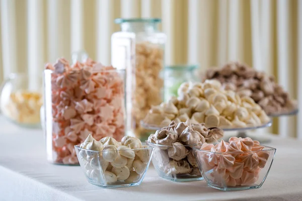 Renkli beze closeup beyaz masa