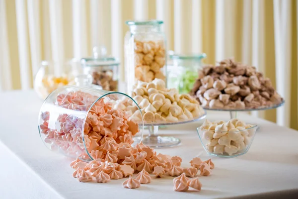 Hatmi ve beze beyaz masa portre