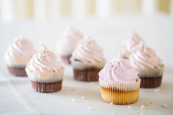 Cupcake rosa al tavolo bianco in stile high light . — Foto Stock