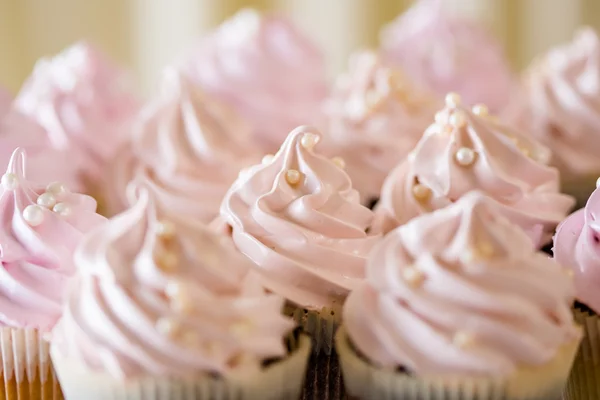 Rosa cupcakes på vitt bord i hög ljus stil. — Stockfoto