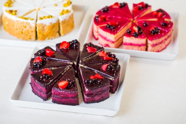 Γλυκό φέτες βακκινίων και φράουλα τούρτα στο λευκό πινακίδας — Φωτογραφία Αρχείου