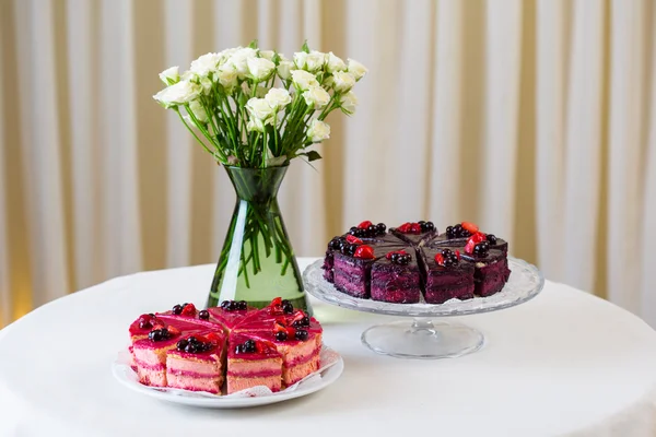 Süße Scheiben Heidelbeer- und Erdbeerkuchen auf weißem Teller — Stockfoto