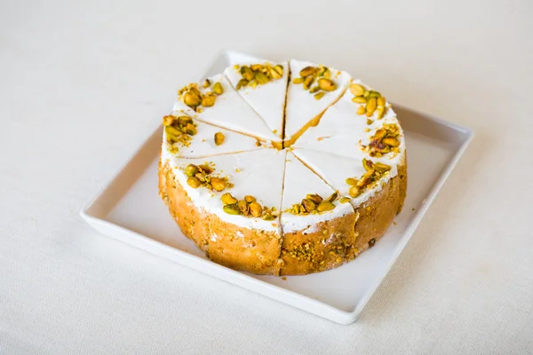 Sweet skivad tårta på vit platta — Stockfoto