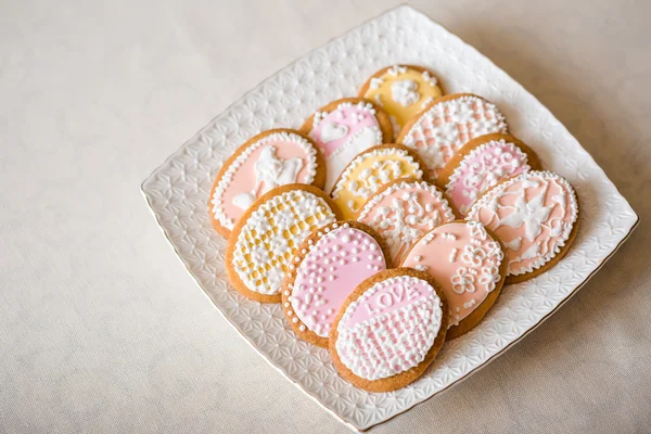 Biscuits de mariage stylisés à table blanche — Photo