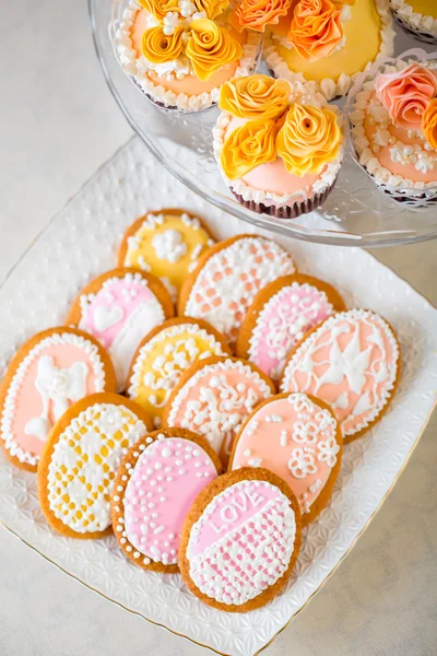 Styled wedding cookies at white table — Stock Photo, Image