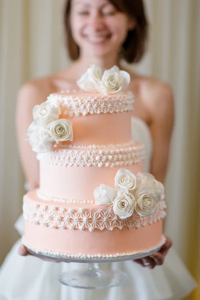 花嫁の手の中のウエディング ケーキ — ストック写真