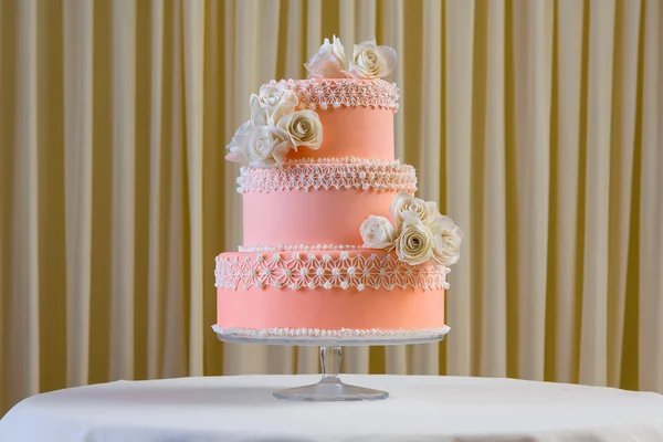 Roze en witte bruidstaart met individuele decoratie op met — Stockfoto