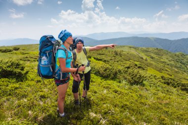 Uzak abo ayakta Karpat Dağları şekilde uzun yürüyüşe çıkan kimse arar