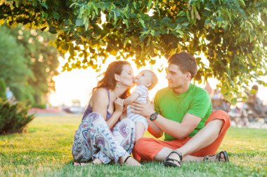 cazip anne ve çocuk portre açık havada