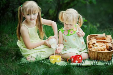 Kızlar süt ve buns göl piknik