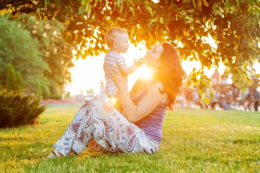 Beyaz bebek çocuk yaz Park'ta dinlenme al