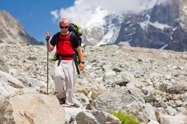 Trekker Georgia Kafkasya yüksek dağlarda