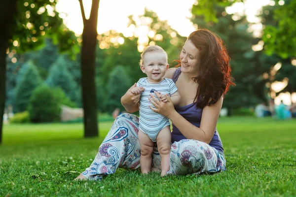 Kaukasiska pojke ta vila i sommar park — Stockfoto