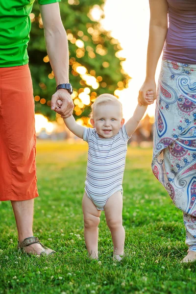 Jóvenes padres atractivos y retrato infantil al aire libre — Foto de Stock