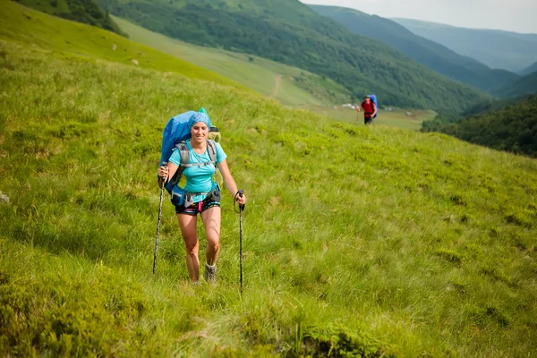 Los jóvenes hacen senderismo en las montañas de los Cárpatos en verano —  Fotos de Stock