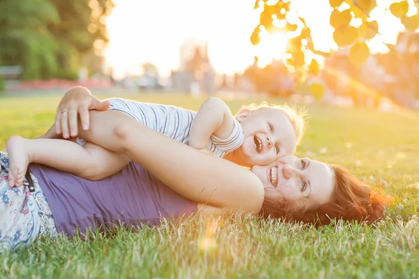 Beyaz bebek çocuk yaz Park'ta dinlenme al — Stok fotoğraf