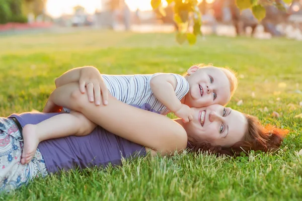 Caucasian baby boy take rest in summer park — Stock Photo, Image