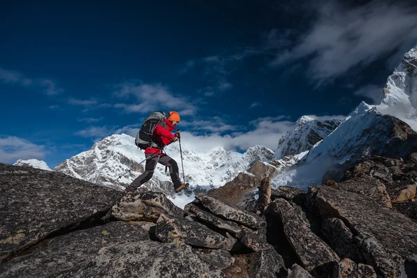 Escursionista cammina in treno in Himalaya — Foto Stock