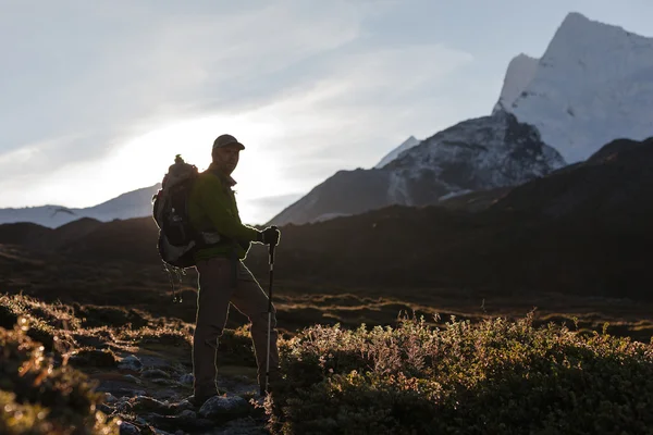 Caminante posando en Himalaya frente a grandes montañas — Foto de Stock