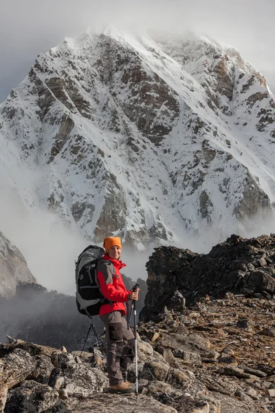 Turgåere på tog i Himalaya – stockfoto