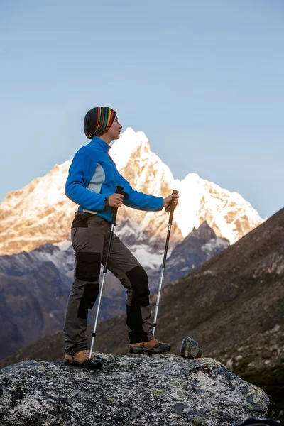 Randonneur posant en Himalaya devant de grandes montagnes — Photo