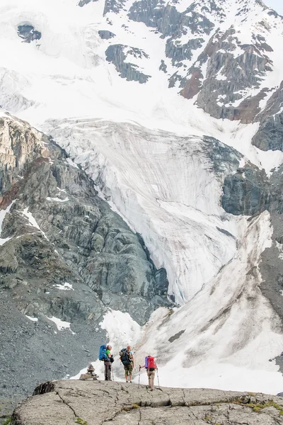 Senderista en las montañas Altai — Foto de Stock