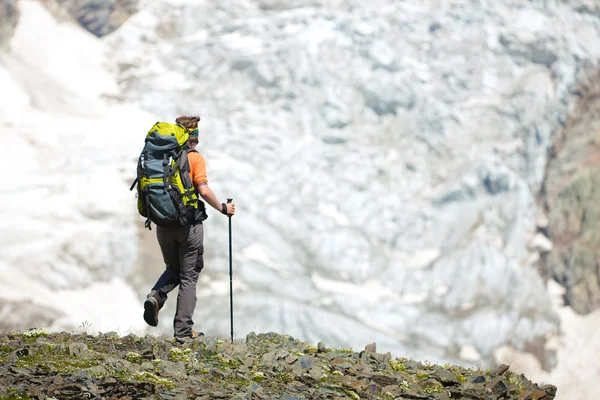 Trekking w górach Kaukazu Gruzji, regionie Swanetia — Zdjęcie stockowe