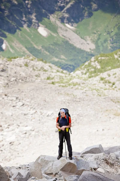 Trekker im Hochgebirge des Georgien-Kaukasus — Stockfoto