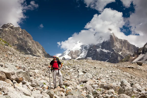 A magas hegyek-Georgia-kaukázusi Trekker — Stock Fotó