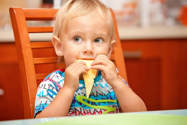 Милый мальчик ест — стоковое фото