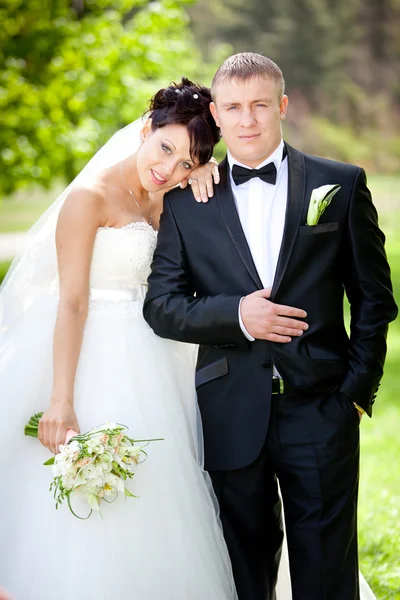 Noiva e noivo em seu dia de casamento — Fotografia de Stock