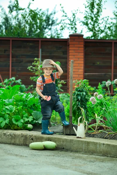 Retrato de um menino trabalhando no jardim de férias — Fotografia de Stock