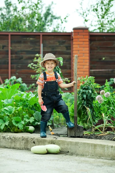 Portret van een jongen die werken in de tuin in vakantie — Stockfoto