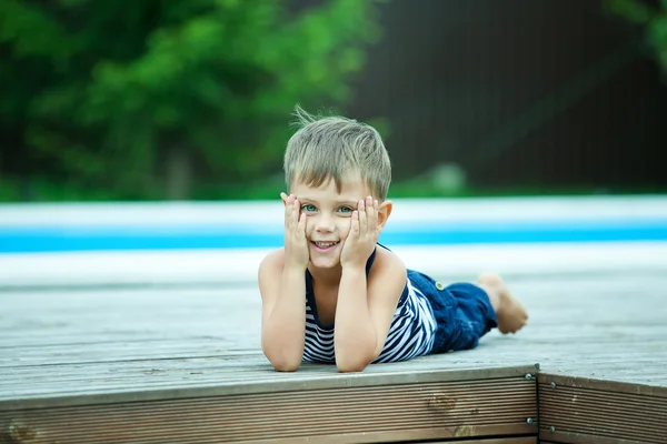 Chlapec si odpočinout u bazénu — Stock fotografie