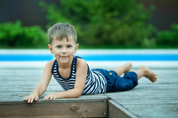 Rapaz descansar perto da piscina — Fotografia de Stock