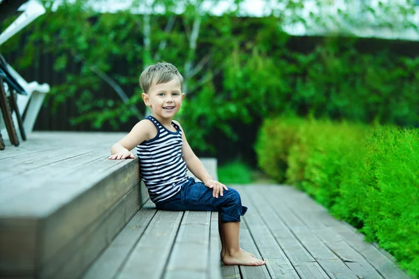 Chłopiec odpocząć w pobliżu basenu — Zdjęcie stockowe