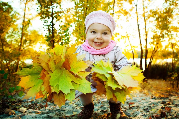 Gadis dengan daun musim gugur di taman kecantikan — Stok Foto