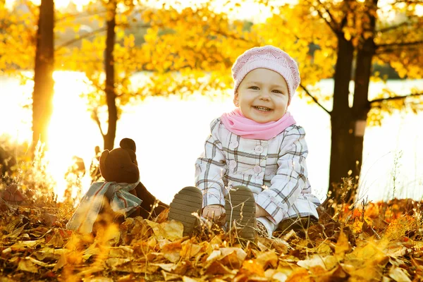 Flicka med höstlöv i parken skönhet — Stockfoto