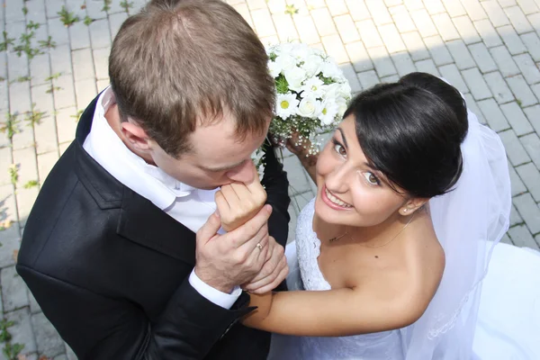 Heureux mariés le jour de leur mariage — Photo