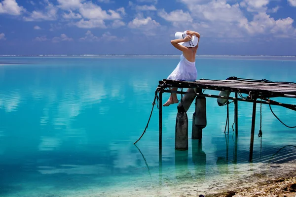 Donna caucasica riposa sulla bellissima riva del mare — Foto Stock