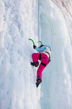 adam tırmanma donmuş şelale