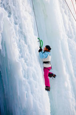 adam tırmanma donmuş şelale